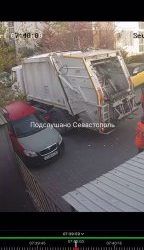 Водитель мусоровозки испортил автомобиль жителя Севастополя из-за неправильной парковки