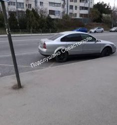 Водитель припарковался на остановке, вызвав возмущение севастопольцев