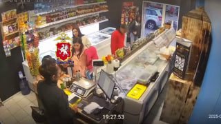 Любитель фисташек: мужчина украл банку орехов за 4600 рублей