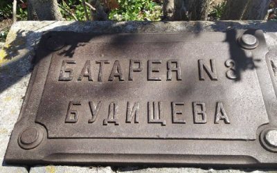 Мусорная свалка у памятной доски героя Севастополя возмутила жителей