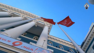 Офицеры СК России подняли Знамя Победы и флаг страны-Победителя над зданием ГСУ в Крыму