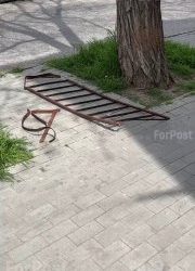 Падение ограждений с крыши ОКН в Севастополе едва не привело к трагедии