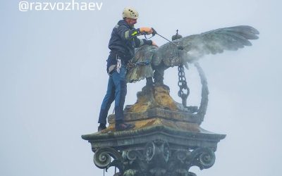 Промышленные альпинисты привели в порядок памятник затопленным кораблям в Севастополе