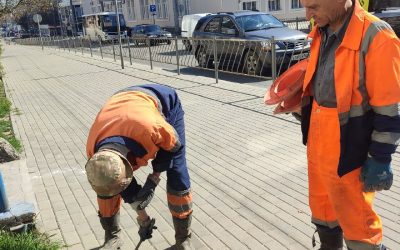 Рабочие моменты: прочистка решеток, устранение утечек и ликвидация засоров на улицах города.