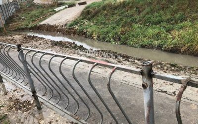 Севастопольцы жалуются на проблемы с очисткой водосточных лотков на остановке Воинская