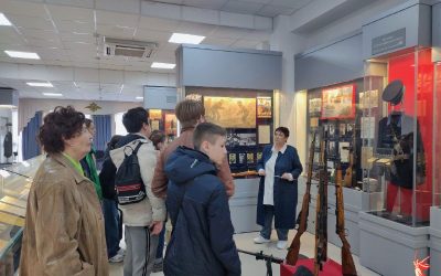 Школьники Севастополя посетили Народный музей Полиции в преддверии 80-летия Победы