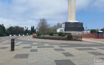 В парке Победы обновляют памятник Георгию Победоносцу