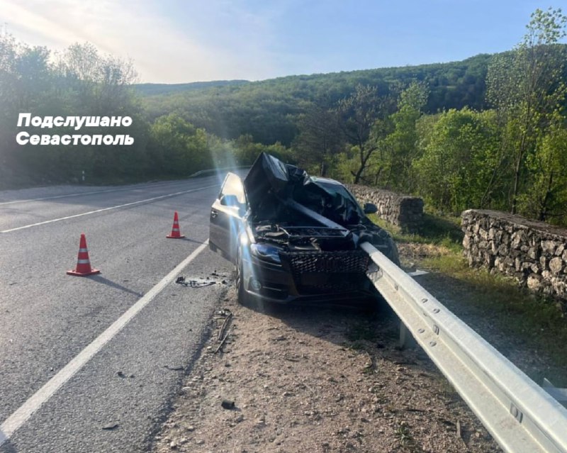 Авария на трассе Ялта – Севастополь: иномарка влетела в ограду, водитель в больнице