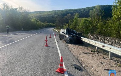 Авария на трассе «Ялта — Севастополь»: водитель Audi потерял управление и врезался в ограждение