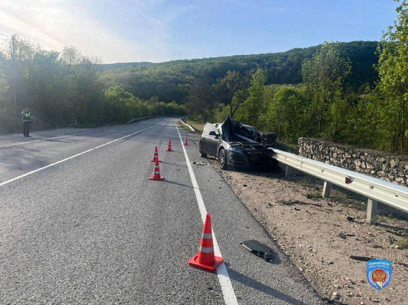 Авария на трассе «Ялта — Севастополь»: водитель Audi потерял управление и врезался в ограждение