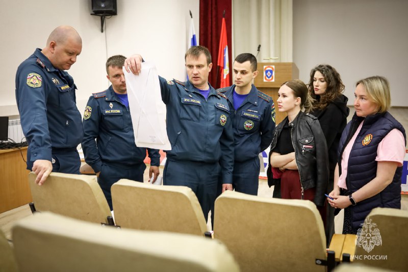 Юные художники отразили работу пожарных в конкурсе рисунков в Севастополе