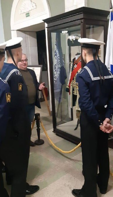 Курсанты ЧВВМУ посетили выставку мундиров «Лучший адмирал за всю историю»