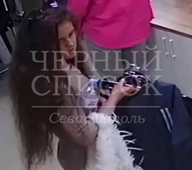 Очередная воровка в Севастополе: костюм украден в магазине одежды