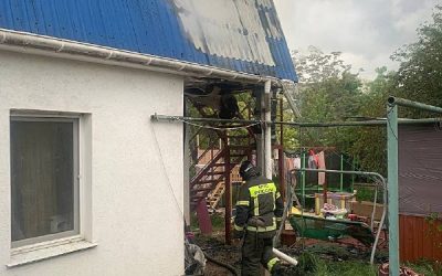 Пожар в частном доме в Севастополе ликвидируют сотрудники МЧС