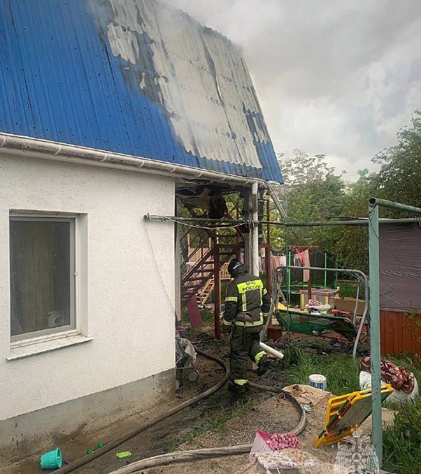 Пожар в частном доме в Севастополе ликвидируют сотрудники МЧС