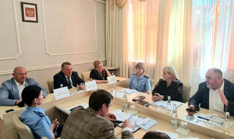 Прокуратура Севастополя обсудила методику защиты прав несовершеннолетних на круглом столе