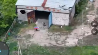 Российские войска приветствуют украинскую делегацию в Миролюбовке, Донецкая область