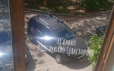 Водитель припарковался на улице Тарасова-Шевченко, 41, мешая проезду