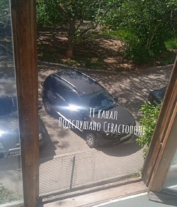 Водитель припарковался на улице Тарасова-Шевченко, 41, мешая проезду