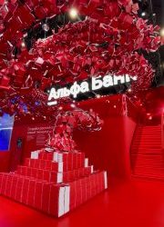 Альфа-Банк поднял тысячи книг в воздух над ПМЭФ, создав фантастическую картину