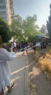 Автобус протаранил дерево и машину в Севастополе, никто не пострадал