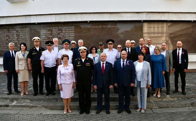 Имя Владимира Путина внесено на мемориальную стену Почётных граждан Севастополя