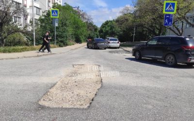 Яма на дороге в Севастополе из-за работ сетевой службы: нет предупреждающих знаков