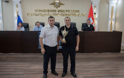 Начальник УМВД Севастополя наградил победителей соревнований по пауэрлифтингу среди сотрудников