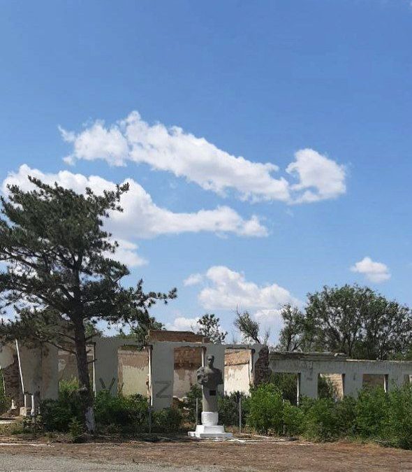 Памятник адмиралу Нахимову в селе Нахимово Крыма стоит на фоне заброшенных строений