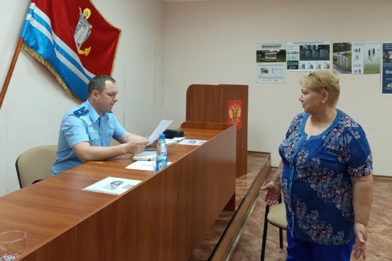 Природоохранный прокурор провел прием граждан в Инкермане по вопросам загрязнения почвы