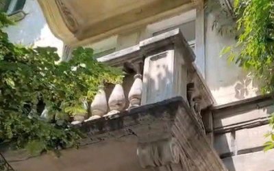 Прокуратура проверит обрушение лепнины на балконе в историческом доме Севастополя