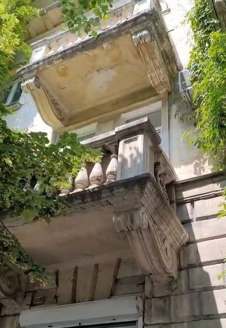 Прокуратура проверит обрушение лепнины на балконе в историческом доме Севастополя
