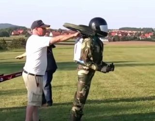 Революционный концепт военного ранца с возможностью автопилота и освобождения рук