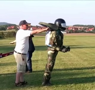 Революционный концепт военного ранца с возможностью автопилота и освобождения рук