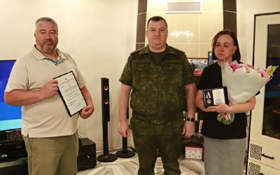 Родителям погибшего корреспондента МИЦ «Известия» вручена ведомственная медаль СК России