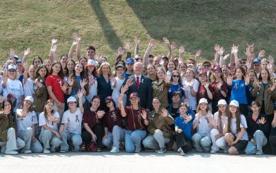 Севастопольцы развернули 20-метровый флаг России в День государственного праздника