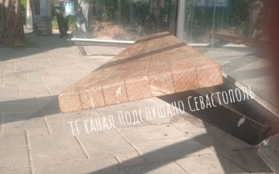 Севастопольцы сообщают о разрушающейся лавочке на остановке Стрелецкая бухта