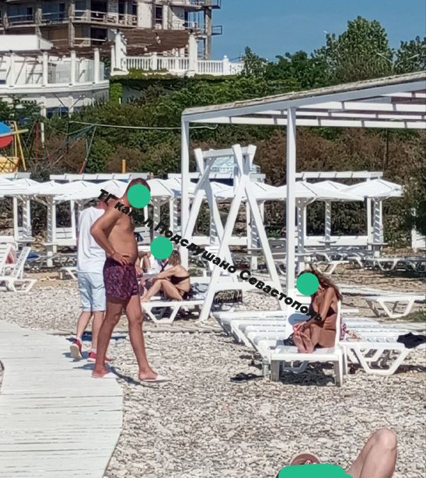 Севастопольцы возмущены платой за шезлонги на пляже Аквамарин до начала сезона