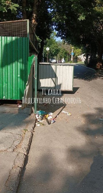 Севастопольцы жалуются на мусор и перекрытие дороги на улице Демидова