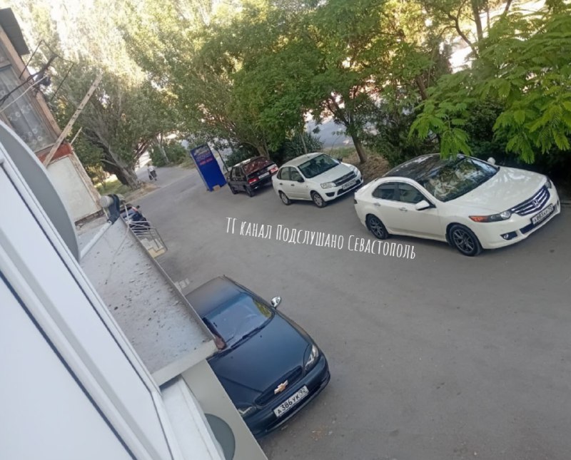 Севастопольцы жалуются на парковку машин на тротуарах и отсутствие пешеходной зоны