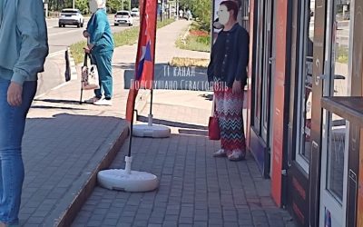 Севастопольцы жалуются на захват остановки общественного транспорта рекламой