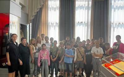 Севастопольские полицейские провели экскурсию в Народный музей для школьников