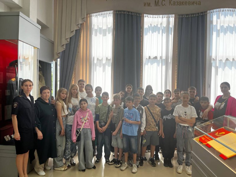 Севастопольские полицейские провели экскурсию в Народный музей для школьников