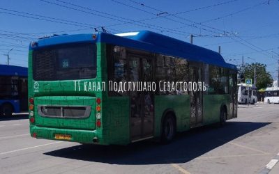 Севастопольский водитель автобуса зажал пассажирку дверями и повредил забор