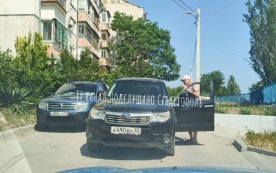 Севастопольский водитель перекрыл движение на проспекте Победы, требуя уступить ему дорогу