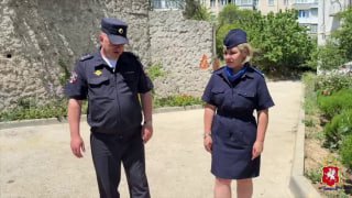 Следователь полиции эвакуировала двоих детей из задымлённой квартиры в Севастополе