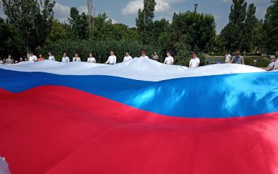 Сотрудники СК развернули 30-метровый флаг России в Симферополе на День России