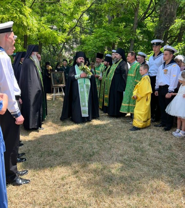 В Севастополе представили две старинные иконы, похищенные в Крымскую войну