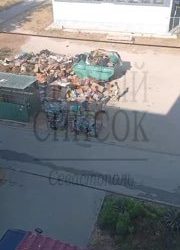 Жители жалуются на мусорку, где играют дети: куда обращаться?