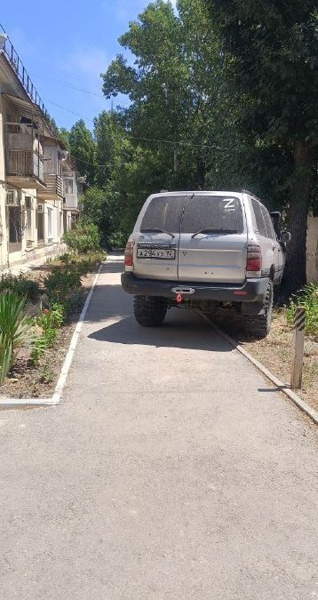 Парковка на газоне в Севастополе: очередной вопиющий случай